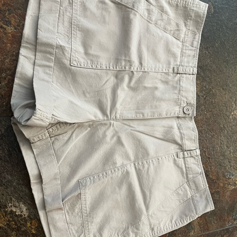 New women’s Loft Outlet tan cotton cuffed cargo shorts. Everyday casual. Size 12 - Picture 12 of 13